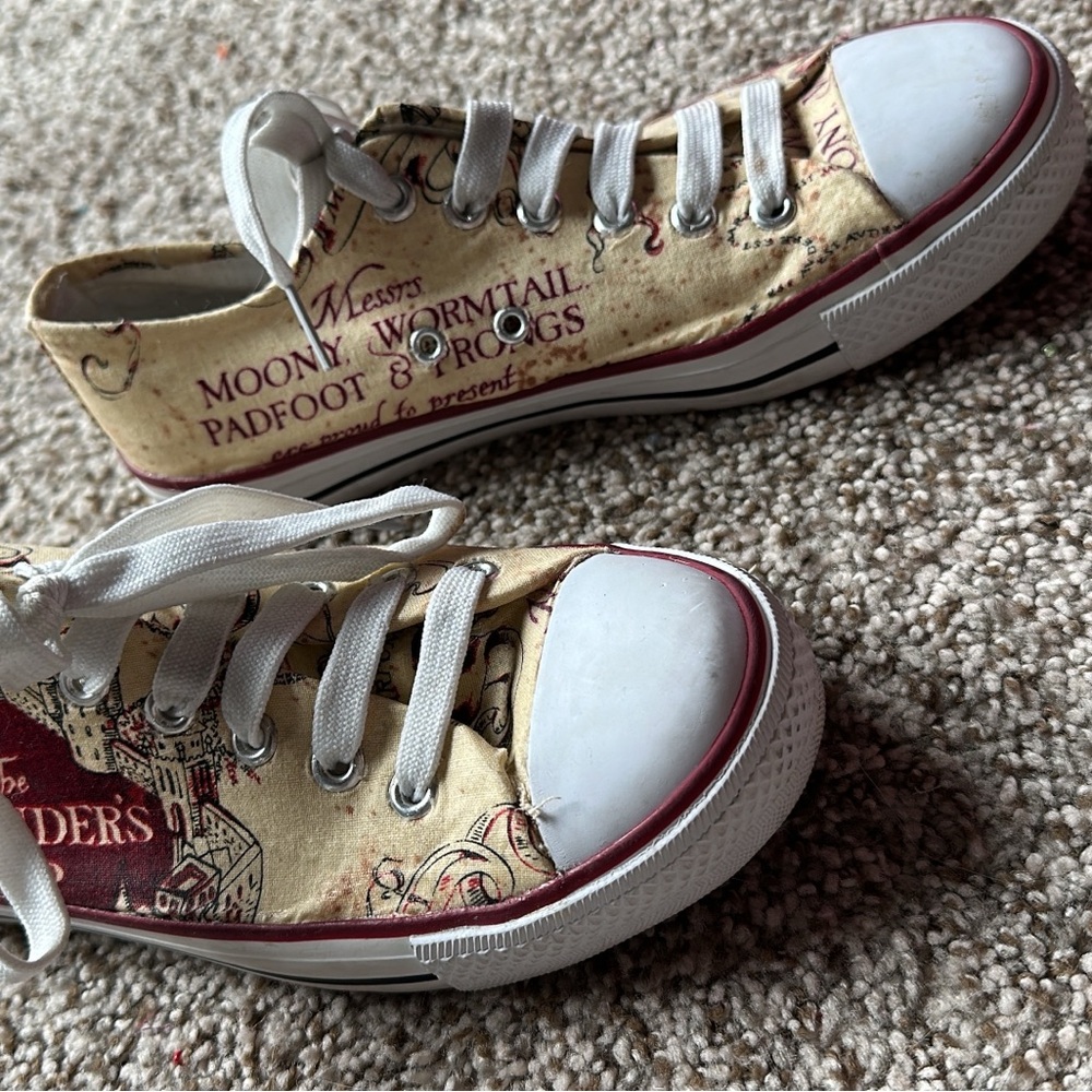 Harry Potter Mauraders Map lace up Sneakers size 4 youth fit like ladies 6